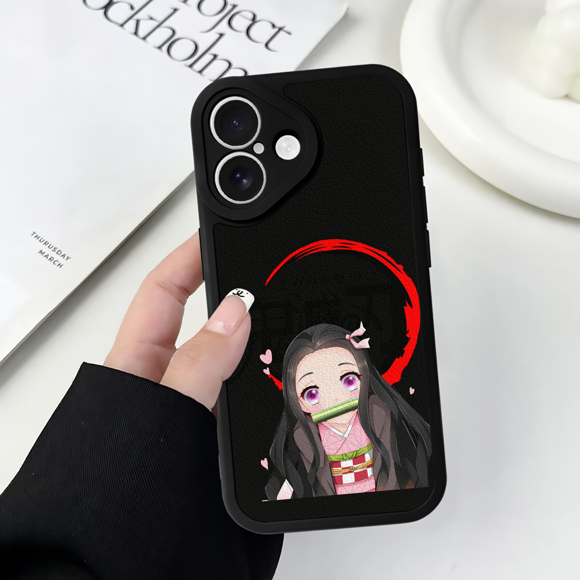 （画像用） 鬼滅の刃（きめつのやいば）竈門 禰󠄀豆子／かまど ねずこ Kamado Nezuko 【iPhone 16シリーズ対応】シリコンスマホケース（レザー調） 材質：シリコン